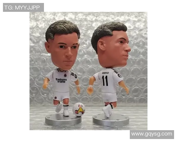 精美手办展现足球巨星C罗的风采与魅力，收藏爱好者的必备之选