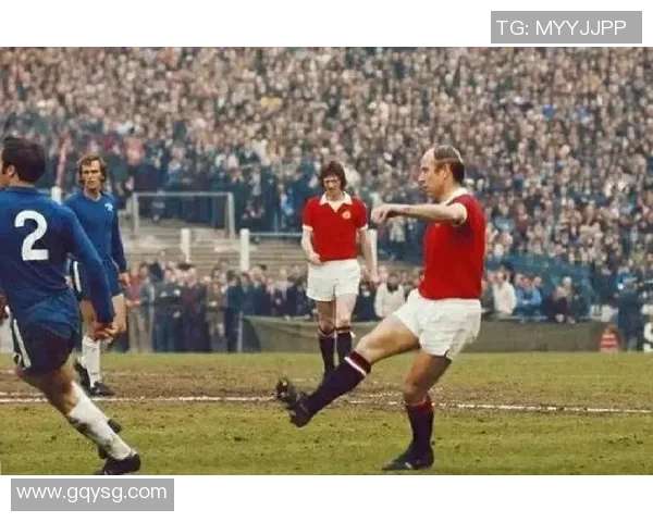 红衣足球明星风采尽显瞬间捕捉展现激情与荣耀的精彩瞬间 红衣足球明星风采尽显瞬间捕捉展现激情与荣耀的精彩瞬间